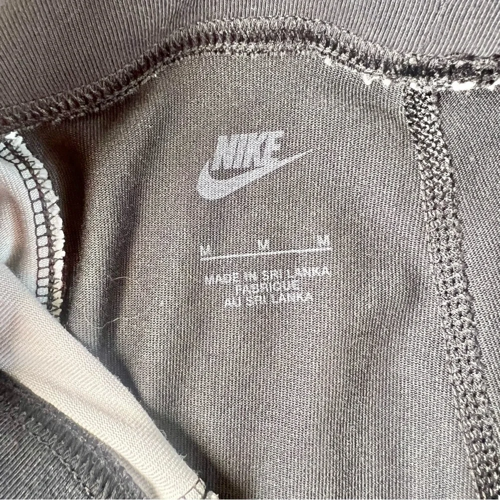 Nike Sportswear Heritage Girls Leggings in Black and Light Gray Size Medium